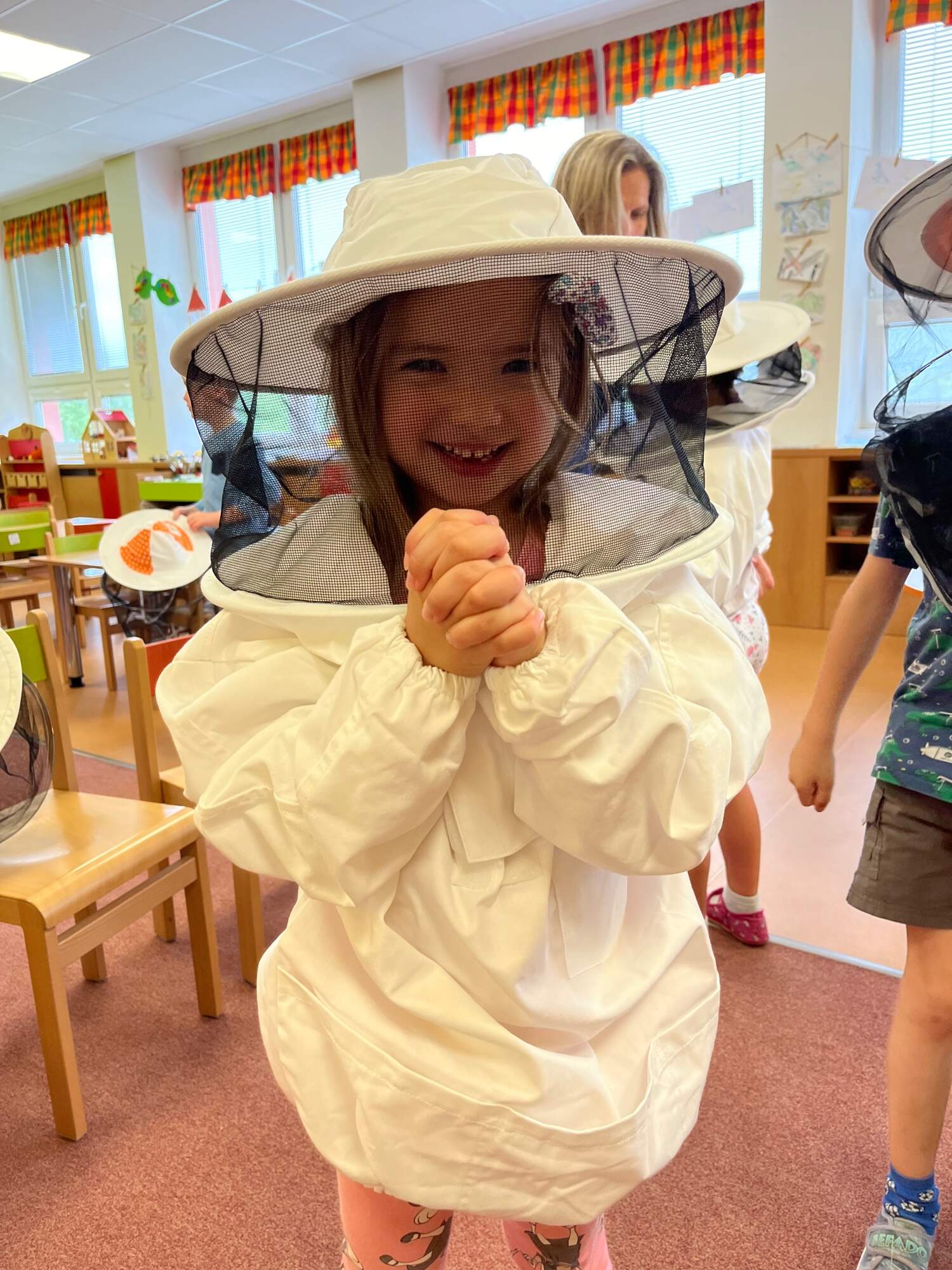 devce v obleku vcelare